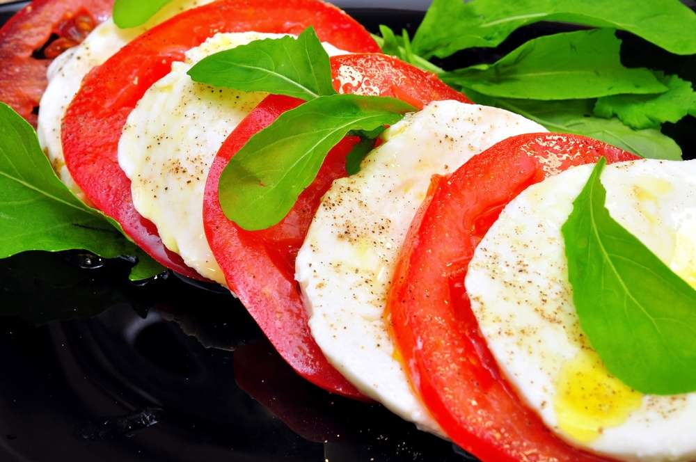 Ensalada de mozzarella y tomate