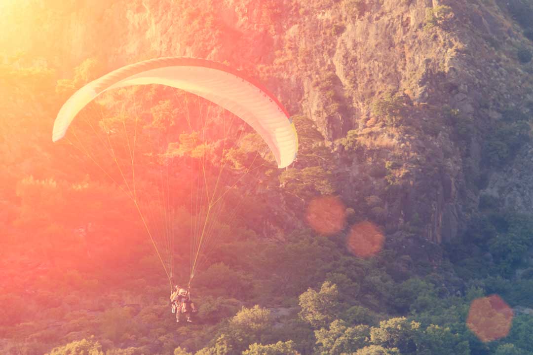 Deportes extremos como el paracaidismo deben estar cubiertos con un seguro que costee el rescate en montaña
