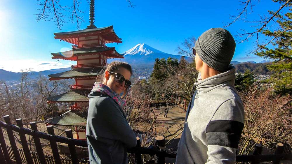 Analizamos aquí el caso de una pareja viajando 14 días a Japón en agosto de 2025. Comparamos opciones de ambas aseguradoras: Totaltravel de Intermundial y Cap Trip Plus de Chapka, sin añadidos opcionales.