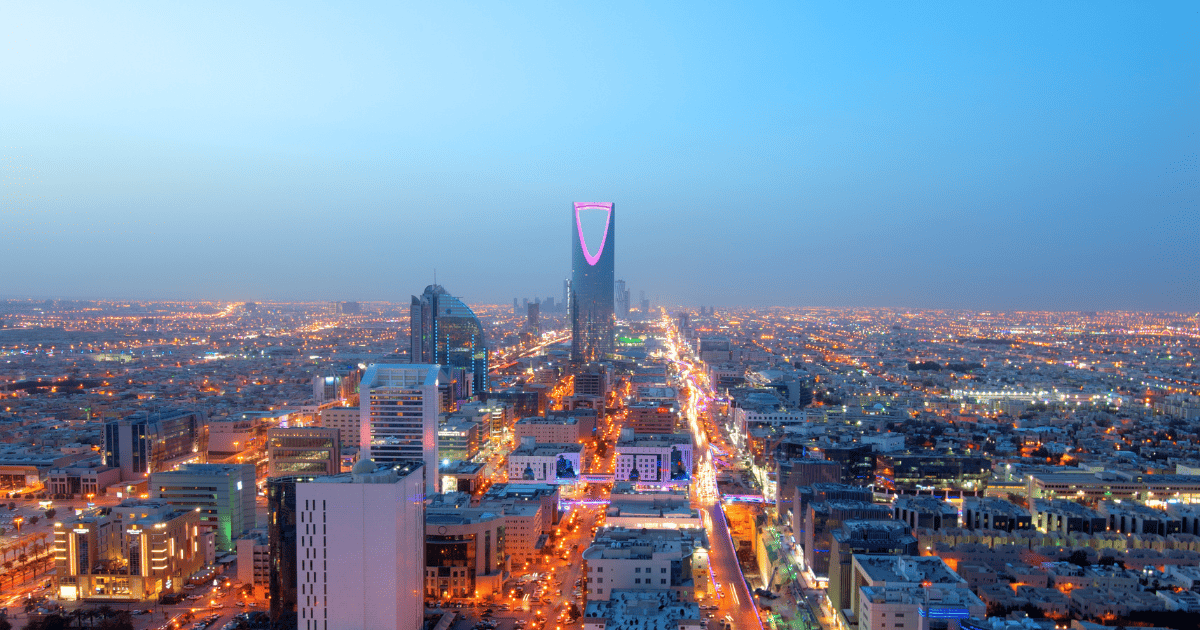 Viajar a Arabia Saudí ya no es lo que era. Hasta hace pocos años, el país estaba prácticamente cerrado al turismo internacional, pero desde 2019, y especialmente tras la reapertura post-COVID, se ha convertido en uno de los destinos emergentes más fascinantes de Oriente Medio. 